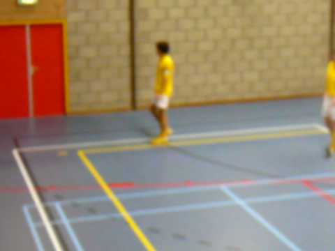 BZV 5 - Zwaag 4 (Weergaloos doelpunt van numero 5).MOV