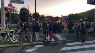 Bologna, il video del sit in del comitato Bologna30 in via Toscana: «Anche qui il limite di veloc...