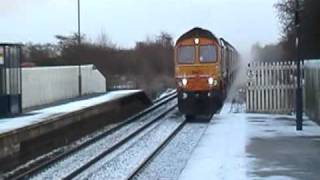 preview picture of video '(Snow) GBRF 66723 'Chinook' passes Hensall Station.'