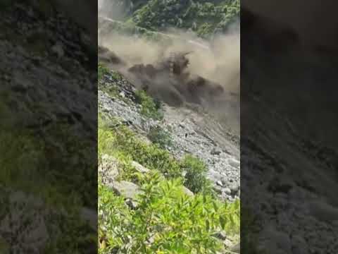 ENXURRADA DESTRÓI VILA NO #NEPAL