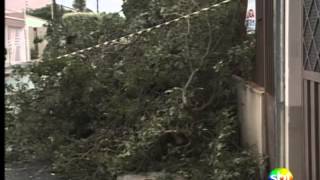 preview picture of video 'Estrutura metálica de quadra esportiva desmorona após chuva em Piquerobi - Tele Verdade'