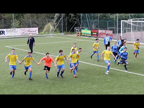 Il mister in gonnella saluta i ragazzi del Poscante