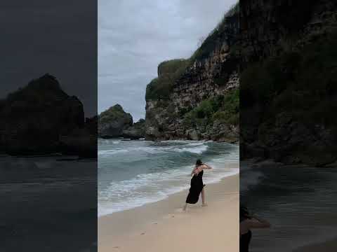 Temukan keindahan Pantai Gunung Kidul yang memukau! 🌊✨ Siapkan kamera kamu untuk momen tak terlupakan!