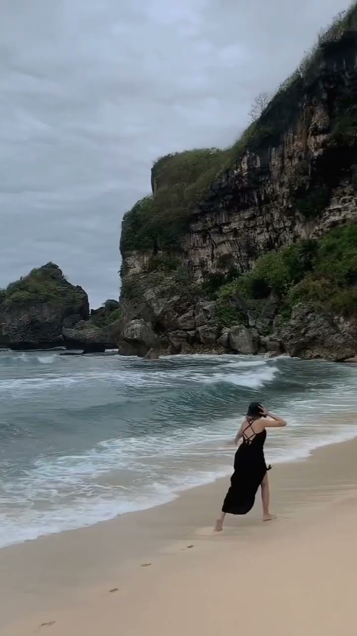 Temukan keindahan Pantai Gunung Kidul yang memukau! 🌊✨ Siapkan kamera kamu untuk momen tak terlupakan!