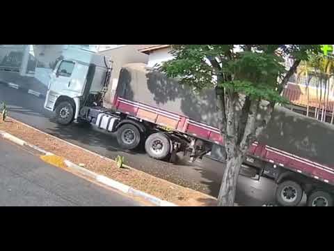 Caminhão não consegue subir, e desce empurrando os carros