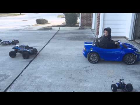 Traxxas X-MAXX vs Viper Power Wheel tug-of-war
