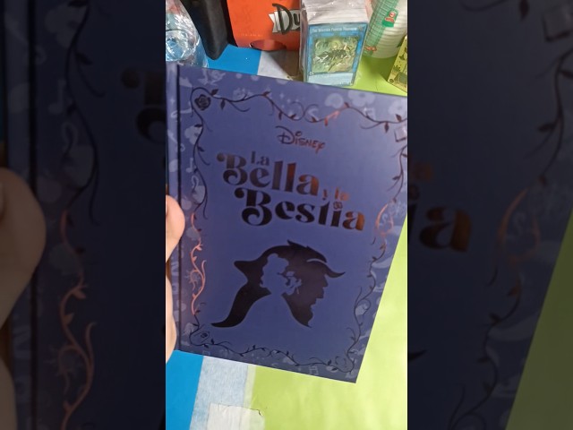 Vídeo relacionado con Plastoy 300 - Figura de coleccionistas, diseño de Gaston con una pila de libros