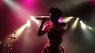 MORCHEEBA - Beat of the drum (directo sala Apolo Barcelona 2010)