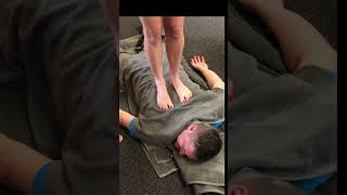 Download lagu Raynor massage walking on back using feet #footmassage#ashiatsu #chiropractor #massagetherapy mp3