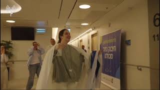 רגע האיחוד המרגש של ארבע התצפיתניות עם חברתן אגם ברגר (עדכוני משרד ראש הממשלה) - התמונה מוצגת ישירות מתוך אתר האינטרנט יוטיוב. זכויות היוצרים בתמונה שייכות ליוצרה. קישור קרדיט למקור התוכן נמצא בתוך דף הסרטון