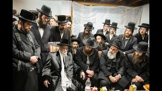 האדמו''ר מסערט ויז'ניץ בניחום אבלים אצל משפחת קעניג.