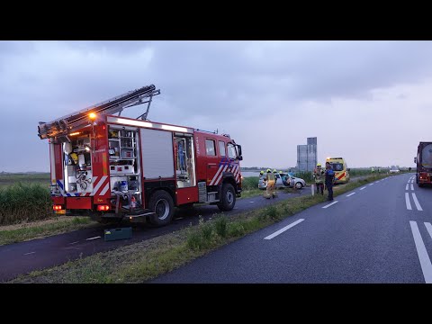 Gewonde bij frontale botsing op de N59 bij Serooskerke