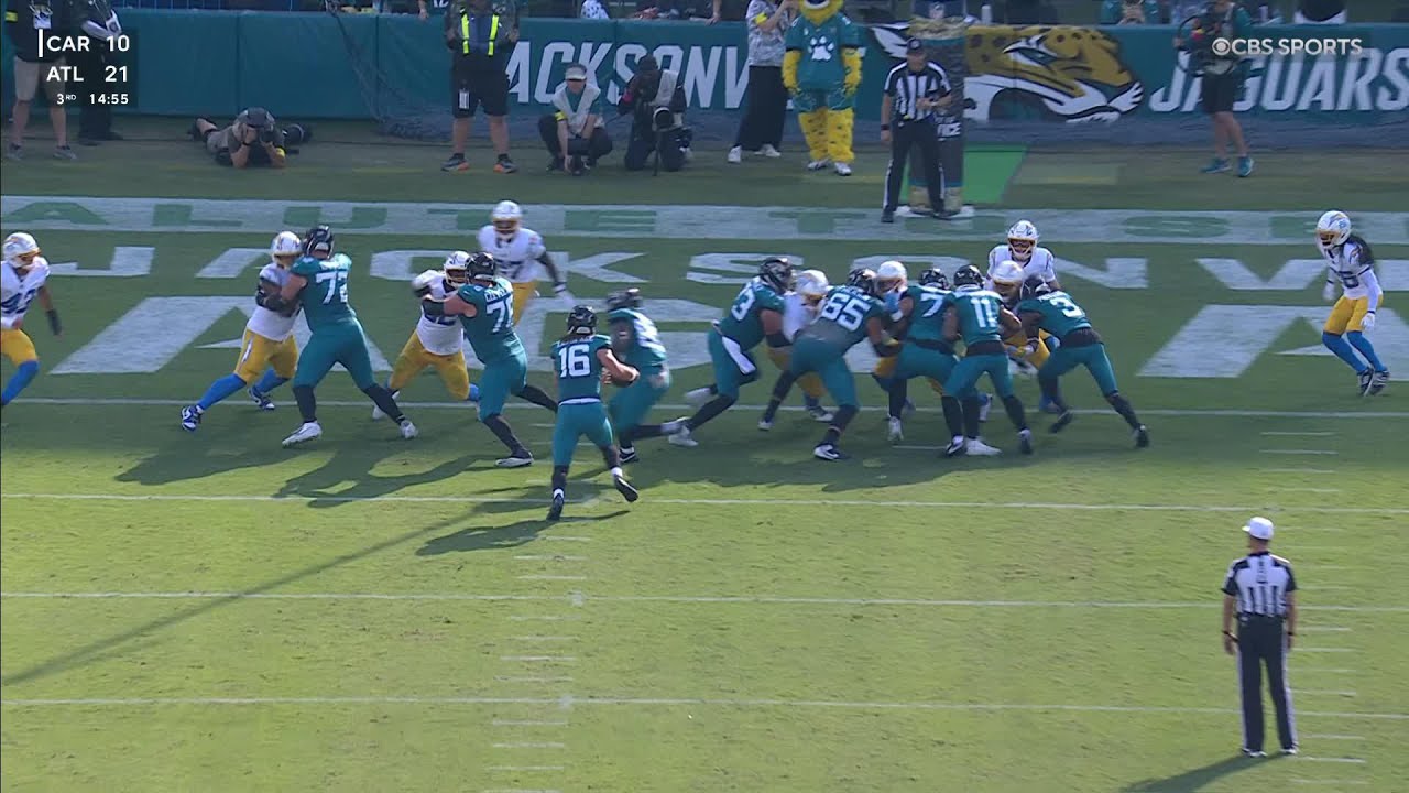 Trevor Lawrence keeps it himself and rushes for the touchdown