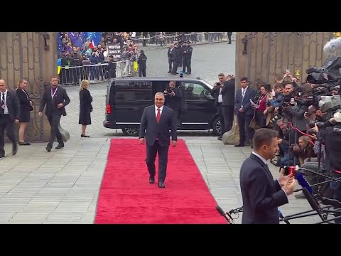 Orb&aacute;n heckled at EU summit