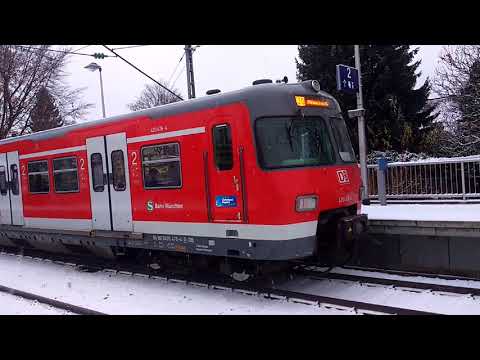 420 448 und 420 476 in Schneegestöber bei der, Einfahrt in den Bahnhof Pullach