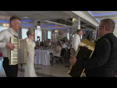 Wzruszająca CHWILA ~ Piękny gest młodego muzykanta dla MAMY i TATY !