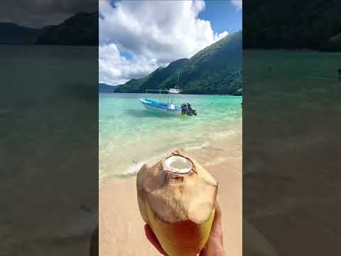 Una de las playas más impresionantes de Samaná 😍🇩🇴 se llama Playa Ermitaño.