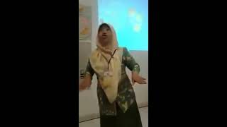 Lucu ! Bu Guru latihan menari lagu Katak