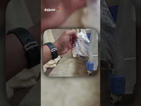 شاب يصل مستشفى بقنا ومعه الثعبان الذي لدغه داخل كيس 