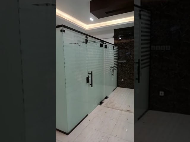 واجهة زجاج مكتب مع باب