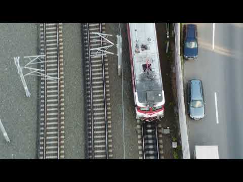 Locomotiva electrica 91-53-0-477-551-2 trage pe peronul 2 pentru a prelua R2213 Arad-Curtici