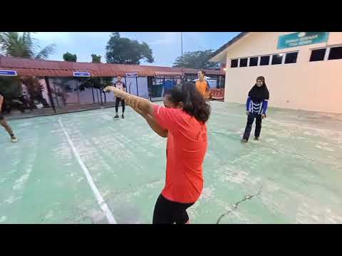 Tak pandai main bola tampar kami ajar sampai pandai..