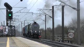 preview picture of video 'MALLARD ON THE MAINLINE - LNER A4 60009 'UoSA' drags 4468 'Mallard' through Northallerton'