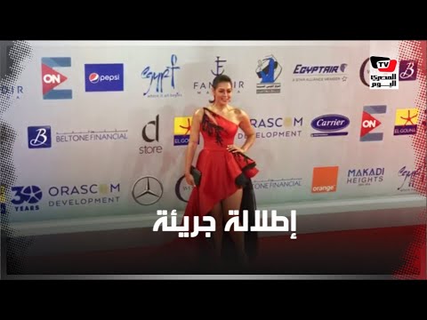 لقاء الخميسي بإطلالة جريئة تثير الجدل وأبو في مهرجان الجونة السينمائي