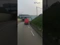 Deze haastige pakketbezorger maakt het wel heel erg bont | RTV Oost