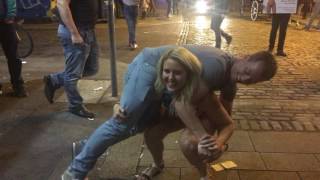 faze tari femeia face genuflexiuni