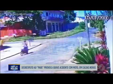 Desrespeito ao PARE causa acidente entre moto e carro em Caldas Novas