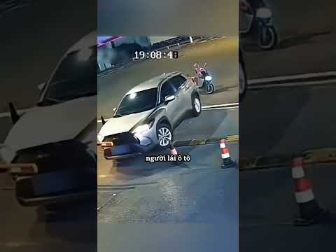 Bị xe máy chắn đường - phản ứng của người đi ô tô thật sự ấn tượng