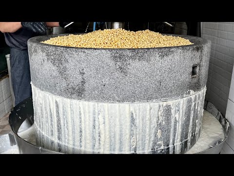 오픈하자마자 만석되는 두부 요리 전문점? 특허받은 거대한 맷돌로 만든 콩국수, 순두부찌개 Giant millstone tofu dishes - Korean street food