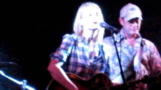 Kelly Willis performing "Wrapped" live at the Shady Grove/unplugged