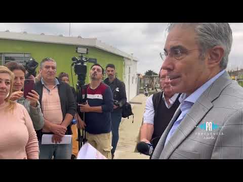 El Presidente de Anep Robert Silva, recibe una carta entregada por vecinos del Barrio Hipódromo.