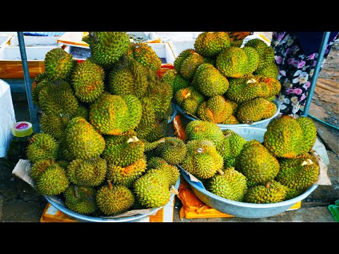Street food Trapeang Andaeuk market & heavy rain at lunch in Anlong Phnhiev, Takeo province Cambodia