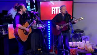 Les Innocents chantent &quot;L&#39;autre Finistère&quot; en live