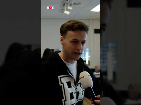 Achter de schermen bij de Bankzitters: 'Ik ga poepen' #jeugdjournaal #bankzitters #concert