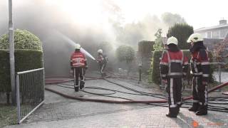 preview picture of video 'Middelbrand in loods/bijgebouw aan de Groenendijk in Oosteind (2013-07-22)'