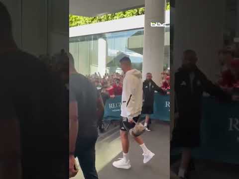 كريستيانو رونالدو متجهاً لباص الفريق وسط حفاوة جماهيرية‏ عكاظ