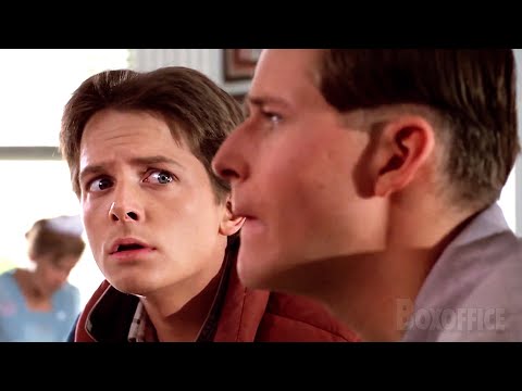 Marty conoce a su padre en el pasado | Volver al futuro | Clip en Español