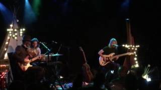 The Joy Formidable plays the "Twin Peaks" theme!