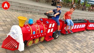 Дети Играют в Цветочном Парке и Катаются на Машинах - Видео для Детей