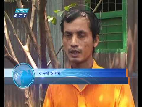 বাদশা আলম বিনামূল্যে বীজ ও সচেতনতামূলক লিফলেট বিতরণ করছেন