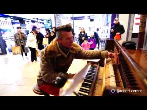 Piano artist in Munich, Marienplatz