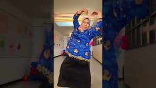 Download lagu BUNDA DIENA PUNYA GENG PAKE BAJU SMA‼️ EMAK MANA YANG PALING CANTIK? #leika #viral #shorts mp3