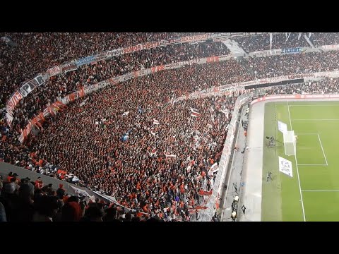 "Yo te sigo Tricampeón" Barra: Los Borrachos del Tablón &bull; Club: River Plate