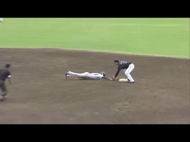 【ファーム】マリーンズ・加藤匠馬が不意を突く牽制でアウトをとる!! 2022年5月25日  埼玉西武ライオンズ 対 千葉ロッテマリーンズ