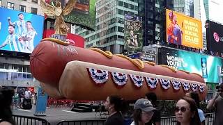 La escultura gigante de perrito caliente vuelve a Times Square de Nueva York