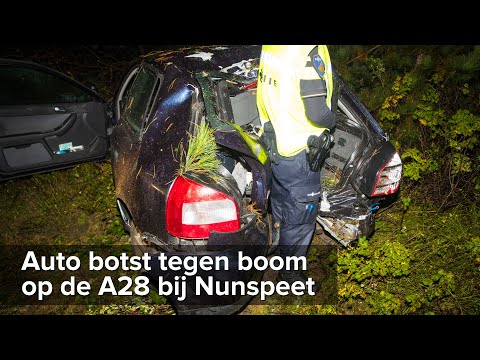 Auto botst tegen boom A28 bij Nunspeet - ©StefanVerkerk.nl